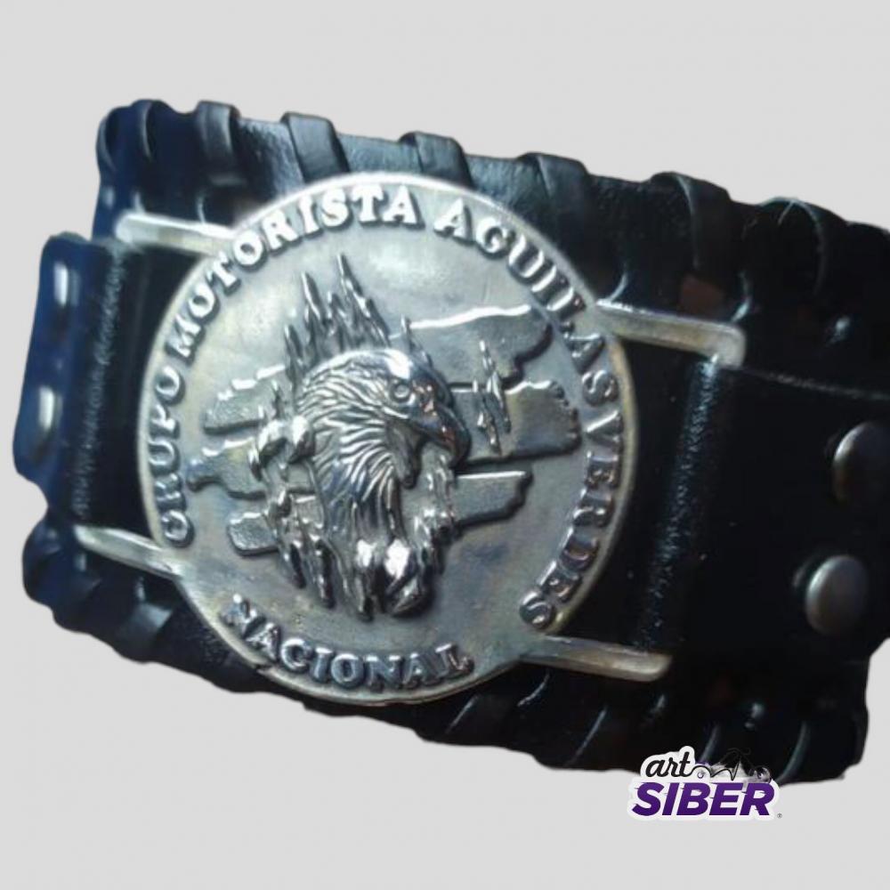 Bracelete 100% Couro Placa Metal Brasão MC